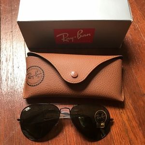 Brand new pair of Ray-Ban Aviator Classics!
